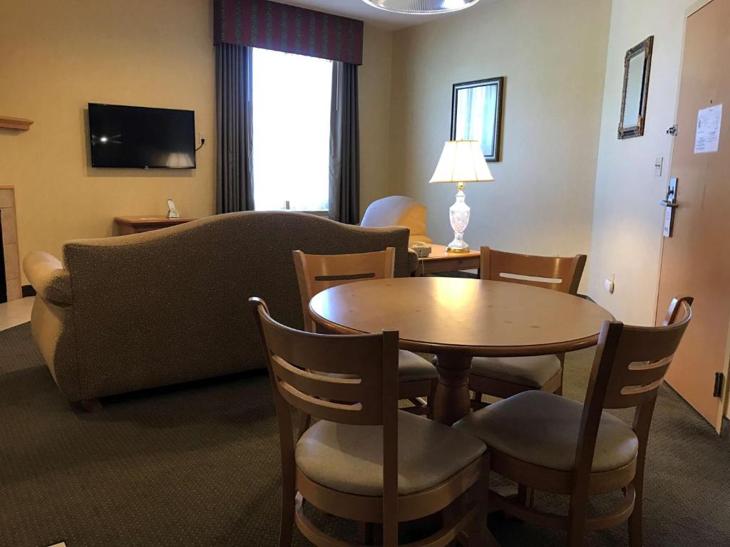 Best Western PLUS Revere Inn & Suites Main image 2